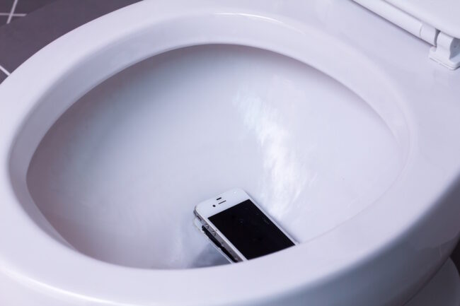 puhelin wc-pöntössä puhelin wc-pöntössä